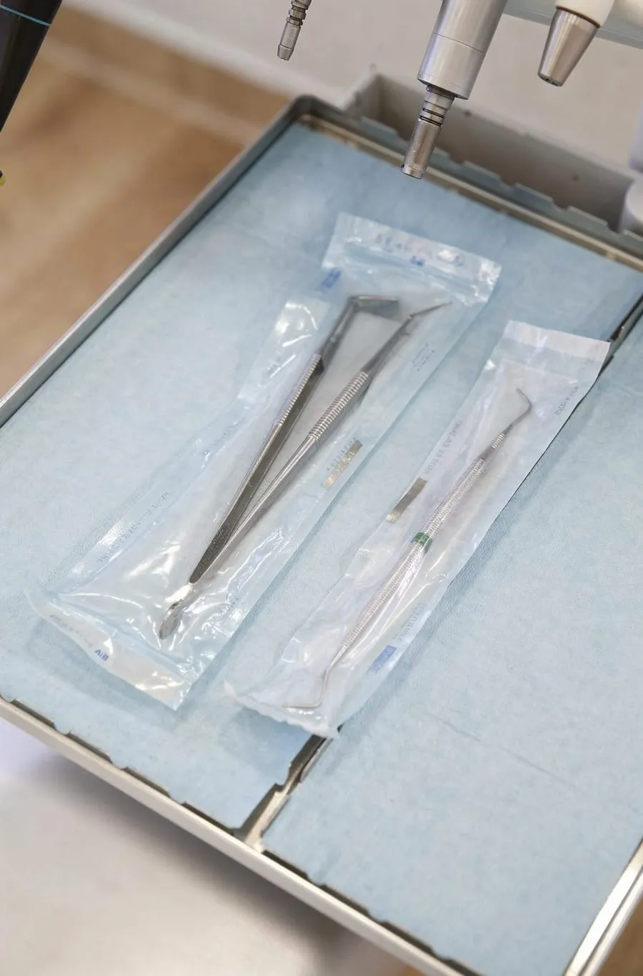 Sterile dental tray with sealed pouches